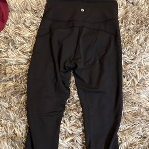 Black Women’s Lululemon 8/9 leggings